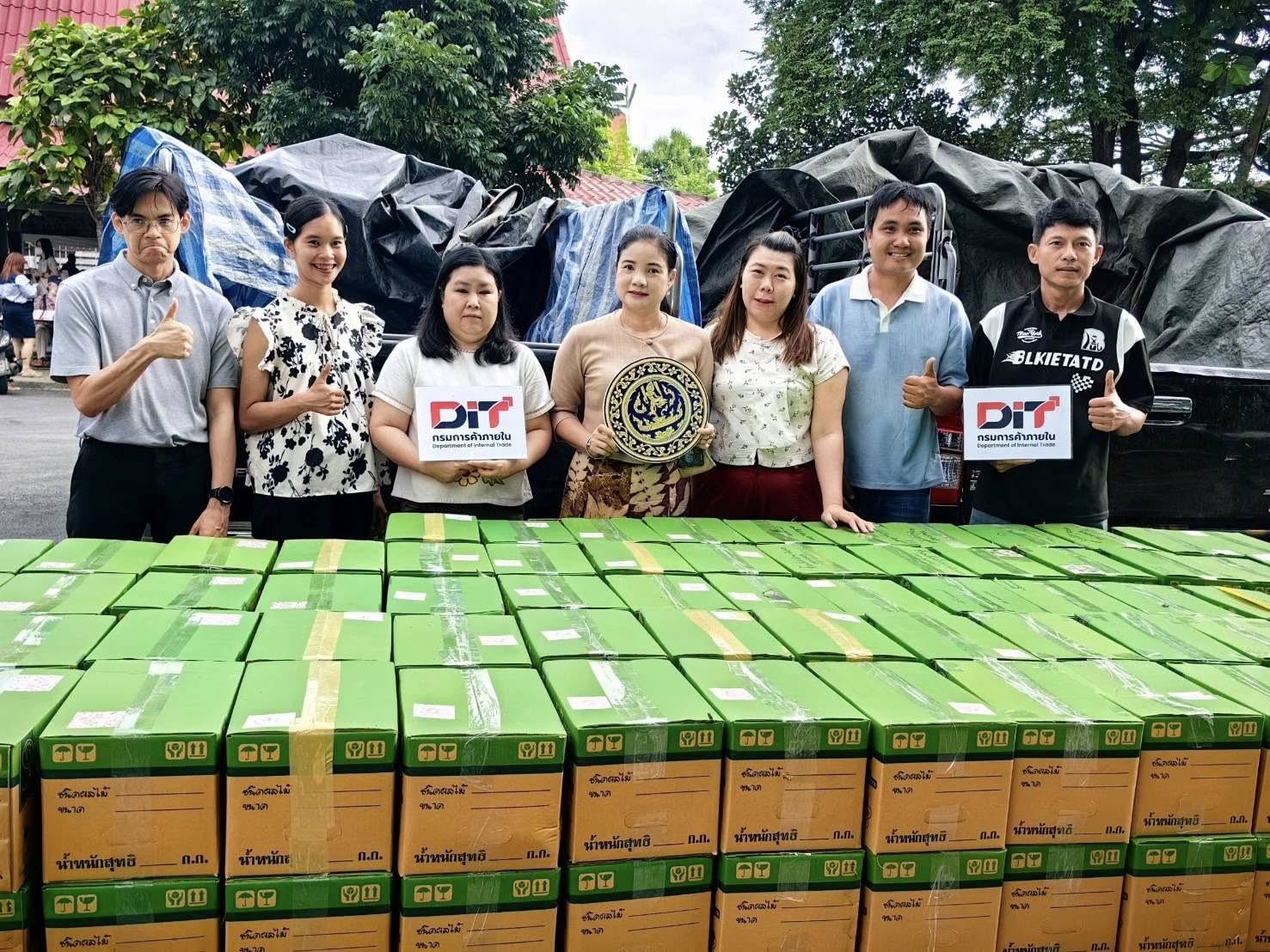 พาณิชย์จังหวัดเชียงใหม่  ดำเนินการกระจายผลผลิตลิ้นจี่สู่ผู้บริโภคโดยตรง  เพื่อช่วยเหลือเกษตรกร ผู้ปลูกลิ้นจี่ อำเภอฝาง